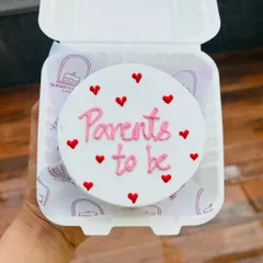 A simple and sweet bento cake to announce "Parents to be". The minimalist design with pink writing and red hearts is a lovely way to share the news.