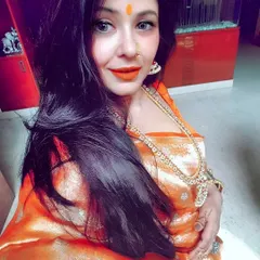 Another selfie capturing the glow of this beautiful orange saree. The long South Indian necklace adds an element of grace and elongates the silhouette, perfect for that Parineeta-inspired elegance.