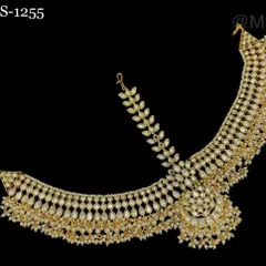 A beautiful Kundan and pearl mathapatti, perfect for framing the bride's face. This elegant headpiece is available for rent.