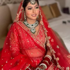 A classic red lehenga bride is forever iconic. I created this timeless look with a focus on luminous skin and defined eyes to make sure my bride, Vaishali, felt like the best version of herself on her big day. That wedding glow is everything! 🤍