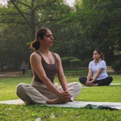 A moment of shared presence in our outdoor yoga class. Here we are seated in Baddha Konasana, a hip-opening pose that encourages a mindful connection to the body.