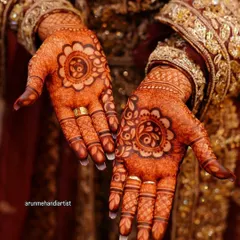 A simple and elegant mandala design, perfect for guests or smaller occasions. The delicate dot work and clean circular patterns create a beautiful focal point on the back of the hand.