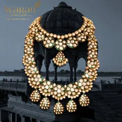 Another view of this majestic layered set, showing the matching maang tikka.