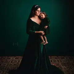 I love creating fine art portraits like this one. The deep green velvet, the soft lighting, and the gentle embrace create a timeless, painterly image that celebrates the profound connection between a mother and her daughter.