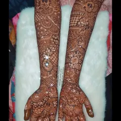 This intricate bridal design fills the hands and arms completely, featuring delicate details and shading that showcase a high level of artistry.