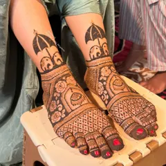 A unique and playful feet mehendi design. This pattern features two elephants holding an umbrella, a creative and charming choice for a bride.