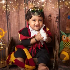 Tiny hands, big magic! This little wizard is having a great time exploring the props in our Harry Potter themed setup. Capturing these happy, candid moments is what makes these sessions so special.