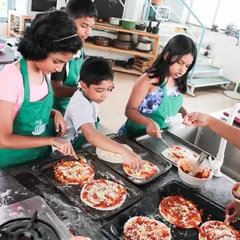 Little hands, big creations! These kids are getting creative with their own personal pizzas, choosing their toppings and making their own lunch. It's a delicious and empowering experience.