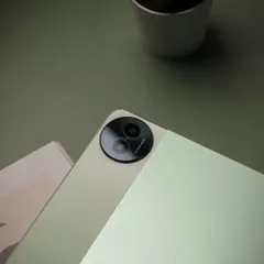 A close-up shot of the realme Pad 2's camera module, set against a textured green background for a minimalist and modern product photo.