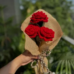 A simple and rustic bouquet of three red crochet roses, wrapped in jute. This makes for a perfect, timeless gift for someone you love.