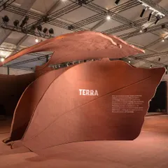 Here, we manifest the Colour of the Year 'Terra' as a visual poem of colossal leaves. The installation evokes the feeling of homecoming, of walking on fallen leaves as they return to the soil. It is a metaphorical and sensorial exploration of primordial materials and the emotional sanctuary of familiarity.