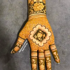 For the modern vibe, this engagement mehndi uses bold floral cutwork and negative space. It’s a statement piece that is both traditional and super aesthetic.