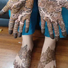 A lovely matching set of henna for the hands and feet. The floral and paisley design creates a cohesive and beautiful look for the client.