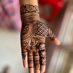 A simple yet elegant back-hand design. The pattern flows beautifully from the wrist to the index finger.