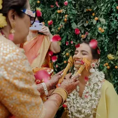 A beautiful, candid moment from a Haldi brunch. We used seasonal clementines and fresh roses to create a vibrant green backdrop, putting a fresh twist on the traditional yellow Haldi decor.