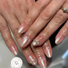 A beautiful example of a full-coverage pearlescent chrome set. I added a simple, elegant crystal band on the ring fingers for a touch of sparkle.