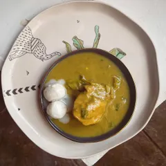 Pidiyum Kozhiyum is a traditional breakfast or dinner from the St. Thomas Christian community. It features soft, steamed rice dumplings (Pidi) served in a flavorful chicken curry (Kozhi), a healthy and wholesome meal.
