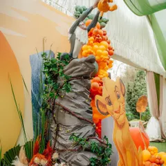 This iconic scene of Rafiki presenting Simba was recreated with a custom prop set against a large balloon sculpture. The details, from the vines on Pride Rock to the character expressions, make for a perfect photo opportunity.