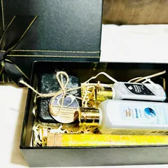 Our exclusive Men's Hamper is the perfect gift for his grooming routine. This set includes Charcoal Face-wash, Ocean Body-wash, an Activated Charcoal soap bar, and Muscle Relaxation Bath Salt.