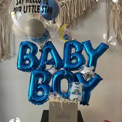 "Say hello to our little star." This "Baby Boy" announcement bouquet is a wonderful gift to send to new parents, featuring blue foil balloons and a personalized bubble balloon.