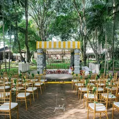 The guest seating at this Angana the Courtyard wedding was designed to complement the temple mandap. Each chair is simply adorned, ensuring the focus remains on the sacred space and the natural beauty of the venue.