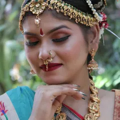 The timeless elegance of a South Indian bride. This look focuses on radiant skin, expressive eyes defined with classic liner, and a bold red lip, complemented by magnificent temple jewellery to complete the divine bridal aesthetic.