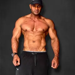 Mehnat karna hi aapka pehla karm hona chahiye. Yeh ripped physique ussi karm ka phal hai.