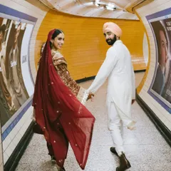 After their Anand Karaj ceremony, Shaan and Shubham decided to take the London Tube back to their hotel. This is the kind of real, unscripted adventure we love to be a part of. It’s a powerful visual, their traditional outfits creating a beautiful contrast against the modern city, a story of love in motion.