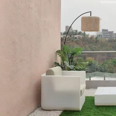 A closer look at the Vondom outdoor furniture on the "Agra Fort" terrace. The clean white lines contrast beautifully with the green turf and the soft pink wall.