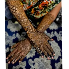 This design extends up the forearm, featuring intricate lattice work and traditional peacock and floral motifs. It’s a perfect choice for brides who want a grand and opulent henna design.