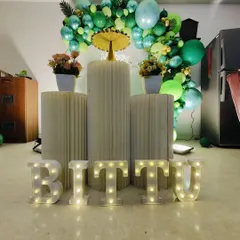 We can complement our simple balloon rings with props like these pedestals and marquee letters to create a more complete look for your cake-cutting ceremony.