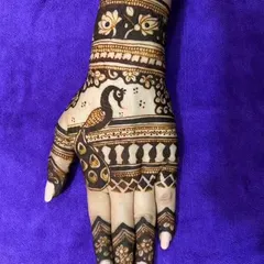A simple yet elegant back-hand design featuring a single, beautifully detailed peacock. This is a great option for someone who wants a classic motif without full coverage.