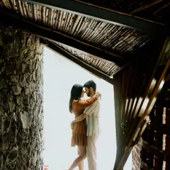 Using architecture to frame a beautiful silhouette. This shot captures an intimate embrace in a quiet, rustic corridor, with the light creating a stunning contrast.