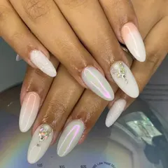 This almond-shaped nail set is perfect for a winter wedding or elegant event. It features a soft white base with chrome accents and sparkling crystal clusters.