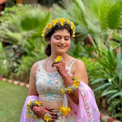 A soft glam look for a Haldi ceremony. I kept the makeup minimal and glowing to let her natural beauty and the beautiful fresh flower jewelry be the focus.
