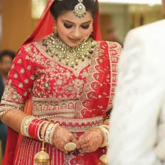I love seeing my clients as royal brides. This happy customer looks absolutely regal in our heavy green Kundan bridal set, complete with a statement choker, maang tikka, and matching earrings for her wedding ceremony.