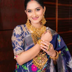 This is a perfect example of a classic Maharashtrian look. I created a fresh, matte base with soft matte eyeshadow and bold kohl to define the eyes, paired with heavy traditional gold jewelry for a timeless and regal appearance.