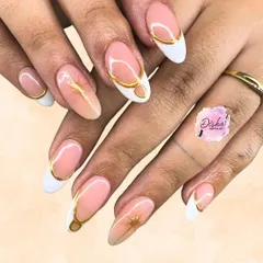 Subtle, classy, and with a little touch of glam. This modern French manicure features elegant gold line work that adds a sophisticated and artistic flair.