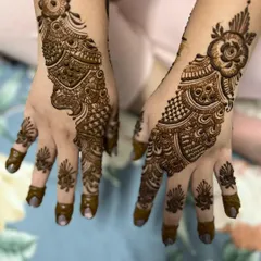 Just looking like a wow. This Arabic style back hand design is a popular choice for bridesmaids, with a flowing pattern that is both elegant and eye catching.