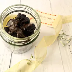 Our Little Luxe Rakhi Hamper is small in size but big on delight, featuring a jar of our fudgy brownie bites.