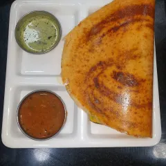 A classic Masala Dosa, perfectly folded and served in a traditional segmented plate with our flavourful pumpkin sambar and fresh coconut chutney. A staple at our breakfast catering events.