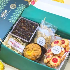 My Bandhan Hamper is designed to be a complete celebration in a box. It includes a rich brownie tile, a dessert tub, nostalgic Jim Jam style cookies, spicy crackers, and of course, a beautiful Rakhi.
