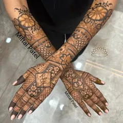 This stunning engagement design combines floral bands on the arms with personalized initials on the palms. The mix of bold and fine lines creates a beautiful texture and a rich, full look.