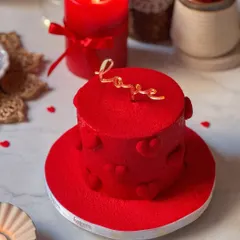 Our "Love" cake for Valentine's Day, a striking red velvet mini cake with a simple, elegant "love" topper. It's a passionate and delicious statement for your special someone.