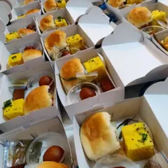 Our snack boxes are perfect for society events and national celebrations. These boxes, prepared for an Independence Day event, contain dhokla, vada pav, and a sweet gulab jamun, offering a taste of classic Mumbai snacks.