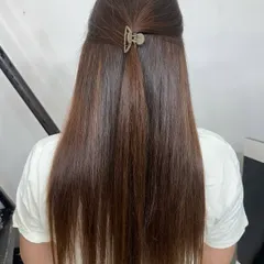 A gorgeous global hair color in a warm caramel shade. This all-over color gives the hair a uniform, glossy finish and is perfect for a complete style refresh.