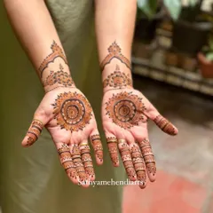 Sometimes, a simple mandala is all you need to feel festive. This design focuses on a detailed central mandala, with complementary patterns on the fingers for an elegant and balanced look.
