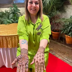 It was a pleasure to do the mehndi for actress and celebrity client, mam. Seeing her happy with the intricate designs for her celebration was a wonderful experience.