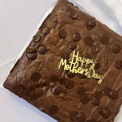 A simple and classic gift for Mother's Day. A slab of my fudgy, gooey brownies topped with chocolate chips and a "Happy Mother's Day" plaque.