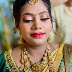 Another look at her beautiful baby shower makeup. The gold eyeshadow and bold red lip are a timeless combination for such a happy occasion.